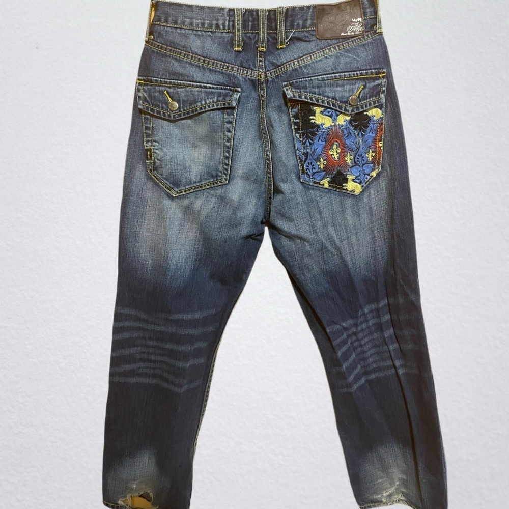 Stylish Relaxed Fit Jeans with Patterned Pocket